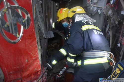 車輛側(cè)翻一人被困 那坡消防緊急救援