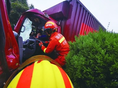 常德突發交通事故 小貨車追尾快遞掛車 消防醫療緊急聯動救援